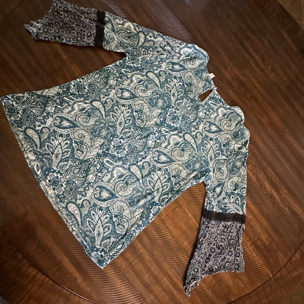 Cato Green Bell Sleeve Graphic Blouse